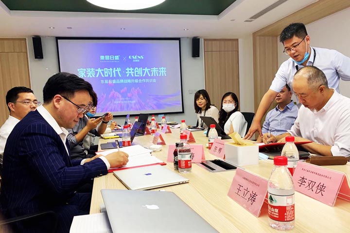 東易日盛董事長(zhǎng)陳輝&歐賽斯CEO何支濤簽約現(xiàn)場(chǎng)